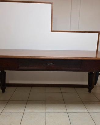 Tavolo in legno con gambe tornite e 7 sedie
