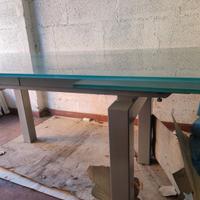 Tavolo in cristallo inserti in acciaio