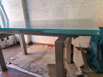 Tavolo in cristallo inserti in acciaio