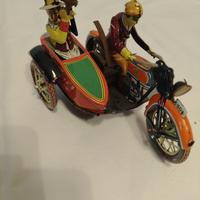 Giocattolo in latta moto con sidecar