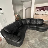 Divano in pelle nera ad elle
