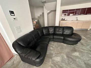 Divano in pelle nera ad elle
