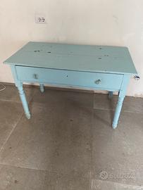 Tavolo in legno con un cassetto