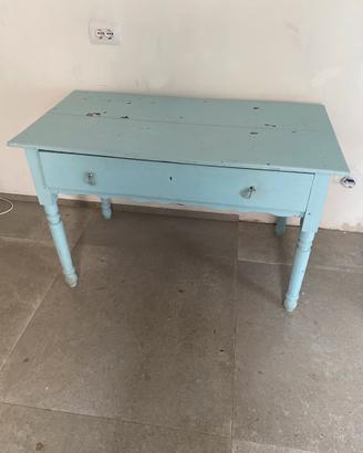Tavolo in legno con un cassetto