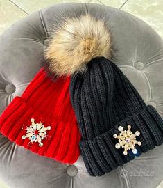 Cappello lana pon pon e applicazioni Swarovski