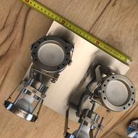 Plafoniera 4 faretti LED orientabili.