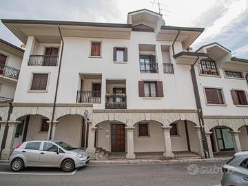 VILLASCHIERA PRONTA DA VIVERE IN POSIZIONE TRAN...