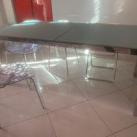 Tavolo in acciaio e vetro temperato