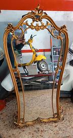Antico grande specchio con cornice in legno dorata