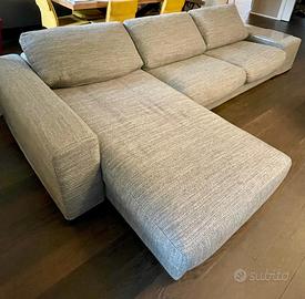 Divano Natuzzi grigio con chaise longue – 340 cm