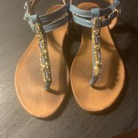 Infradito in pelle azzurra con pietre