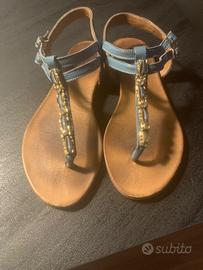 Infradito in pelle azzurra con pietre