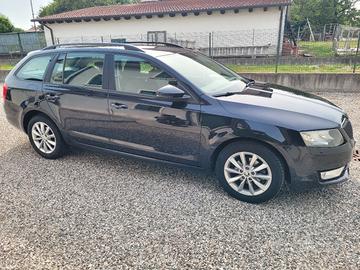 skoda Octavia station wagon con gancio traino