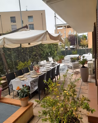 Ombrellone e tavolo da esterno in legno con sedie