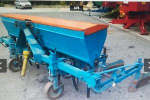 Sarchiatrice mais con concime