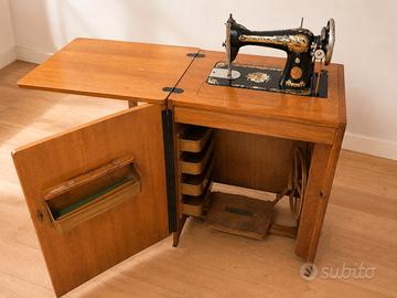 Macchina da cucire Singer con mobile annesso