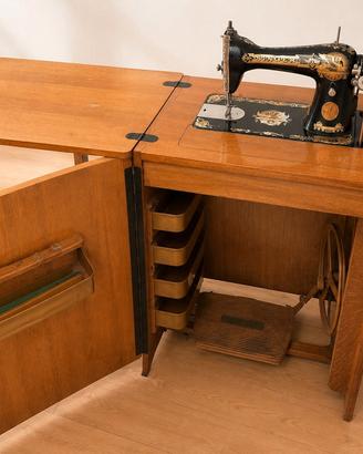 Macchina da cucire Singer con mobile annesso