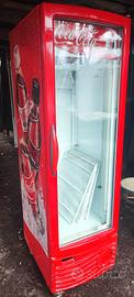 frigo con la scritta Coca Cola