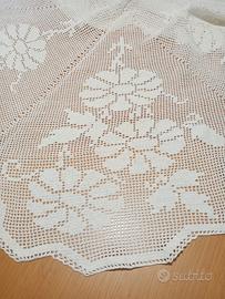 centro tavola a filet uncinetto