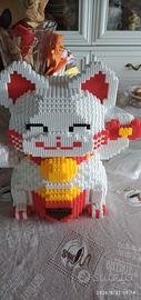 Gatto cinese portafortuna fatto con mattoncini 