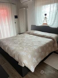 Camera con letto cassettiera e comodini