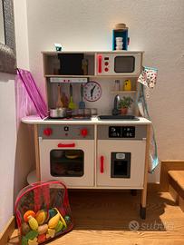 Cucina giocattolo in legno completa di accessori
