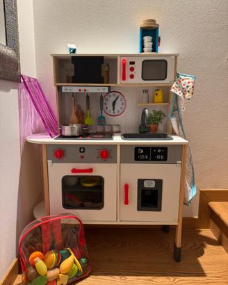 Cucina giocattolo in legno completa di accessori