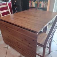 Tavolo a ribalta con sedie