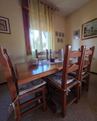 Tavola da sala con sedie