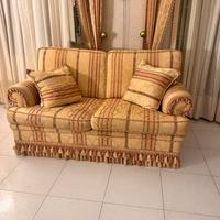 2 divani di cui uno con  letto