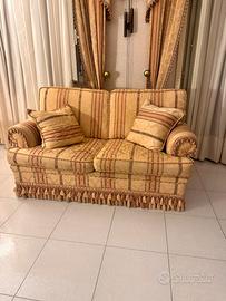 2 divani di cui uno con  letto