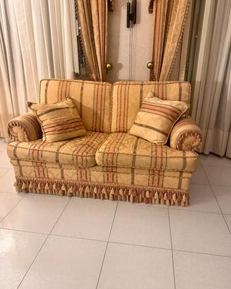 2 divani di cui uno con  letto