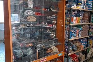 Magazzino ricambi auto / moto / autocarri