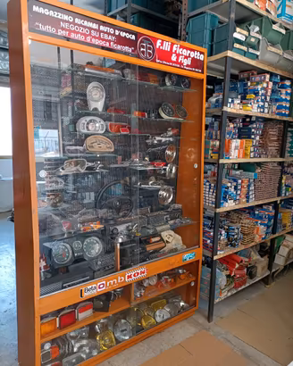 Magazzino ricambi auto / moto / autocarri