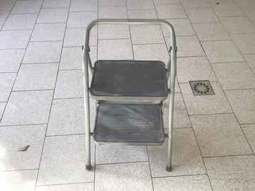 Scala piccola e sedia per mare