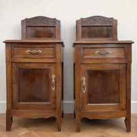 Coppia di comodini, con intagli decorativi.