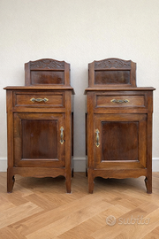 Coppia di comodini, con intagli decorativi.