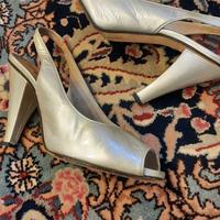 Sandali in vernice di colore grigio