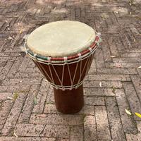 Coppia di tamburi artigianali in legno