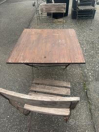 Tavolino cin due sedie