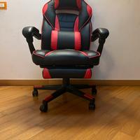 sedia da ufficio rossa e nera