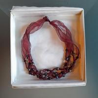 Collana di perle nere coltivate e seta bordeaux