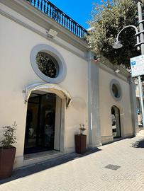 Rif. 10al - ampio locale commerciale centralissimo