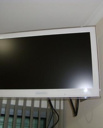 TV Samsung LCD con staffa da muro