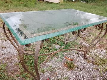 TAVOLO IN FERRO BATTUTO CON PIANO IN VETRO