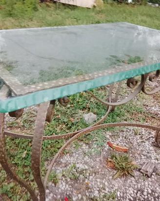 TAVOLO IN FERRO BATTUTO CON PIANO IN VETRO