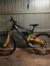 Bicicletta enduro cannondale moto carbon 2