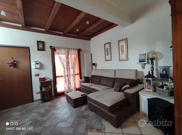 Appia S.M.Mole immobile due piani giardino portico