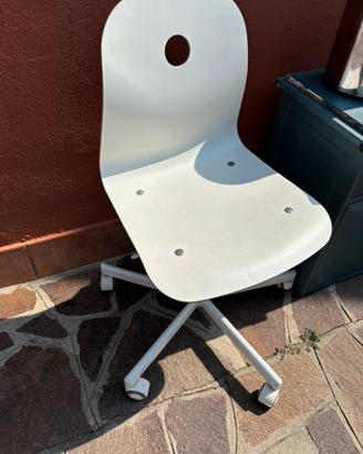 Sedia Ikea bianca con ruote