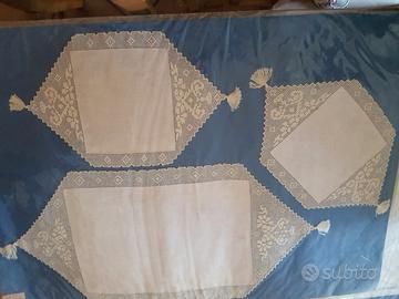 Corredi  nuovi,  ricamati a mano.